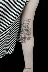 잉크 꽃 팔을 문신 패턴은 매우 아름답습니다