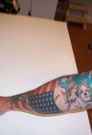 Patrón de tatuaje de brazo de bandera estadounidense y retrato presidencial estadounidense