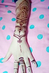 un bellissimo tatuaggio all'henné alla moda