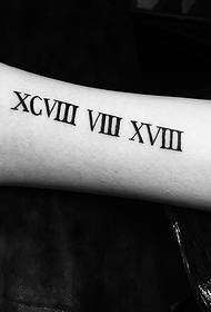 Ρωμαϊκή μοτίβα τατουάζ λέξη κρυμμένη μέσα στο βραχίονα