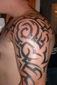 mężczyzna lewą rękę duże ramię w ramię przystojny czarny tatuaż plemienny totem obraz