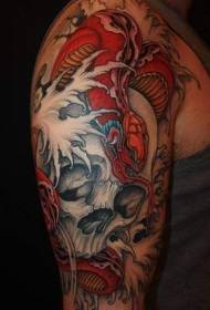 cráneo e tatuaxe de serpe vermella no brazo