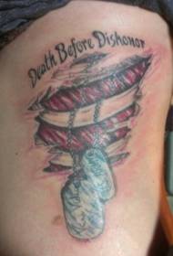 peeling di colore del braccio con motivo a tatuaggio lettera collana