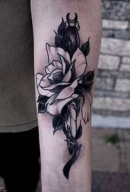 brazo rosa daga negro gris tatuaje patrón