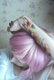 girl arm tattoo ຮູບດອກໄມ້ທີ່ມີສະ ເໜ່