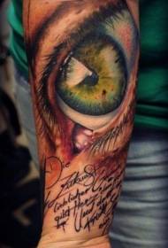 Rankos labai tikroviškos žalios akys ir raidės tatuiruotės modelis