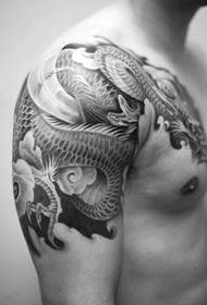 čovjekova desna ruka na crno sivoj slici tetovaže preko ramena