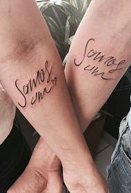 il modello inglese del tatuaggio delle coppie del braccio è straordinario