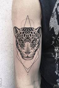 didelis leopardo galvos geometrinis tatuiruotės modelis