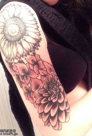 ramię piękny wzór tatuażu kwiat