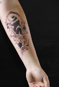 delicato e delicato motivo a tatuaggio con inchiostro per braccio