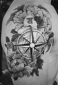 Modela Peony Tattoo ya Compass