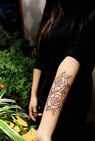 Черная одежда женщина рука черно-белый цветок тату