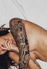 seksikäs eurooppalaisten ja amerikkalaisten tyttöjen kukkavarren tatuointikuvio on erittäin houkutteleva