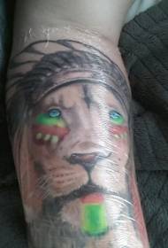 рука на индийском племенном льве нарисовал образец татуировки