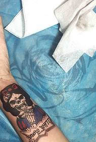 череп на личността и английски модел на татуировка със смесена ръка