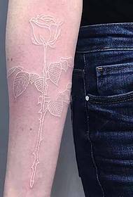 plusieurs dessins de tatouage invisibles aux bras cachés