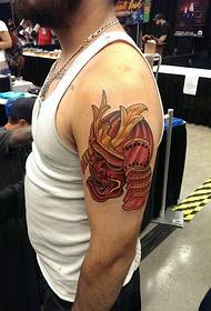 მამაკაცის მარცხენა ხელი დიდი მკლავი წითელი ჩაფხუტი, როგორიცაა tattoo სურათი