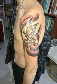 un motif de tatouage drôle libellule bras