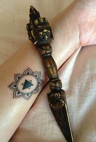 жіноча рука на маленькій татуюванні малого Brahma Totem