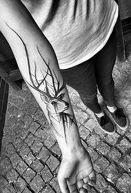 um conjunto de tatuagens de tatuagem de totem de braço muito tolerantes