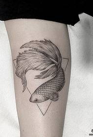 ແຂນ goldfish sting tattoo ຮູບແບບເລຂາຄະນິດ