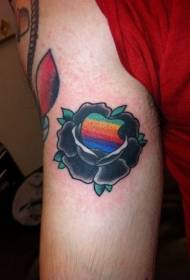 farget eple og svart rose tatoveringsmønster på armen