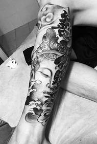 Delikata brako nigra griza Budho-statuo tatuaje