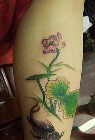 kombinacija lotosa i ribe u kombinaciji s tetovažom ruku