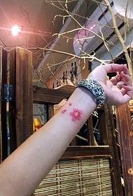 piccolo modello di tatuaggio ciliegia braccio fresco moda