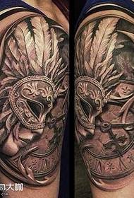 arm Afrikaanse masker tattoo patroon