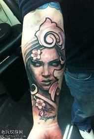 Patrón de tatuaje de personaje de moda de brazo