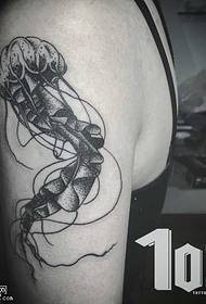 brazo patrón de tatuaxe de medusas