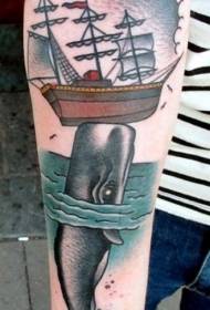 braccio tatuaggio vecchio stile balena e barca a vela