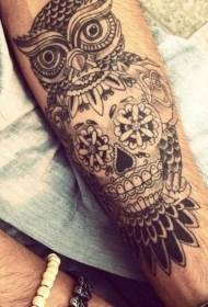 črna sova na vzorcu tatoo na lobanji roke