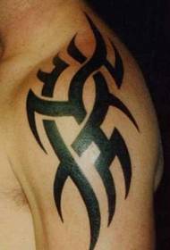 mannenhand grote arm op het eenvoudige stijl zwarte tribal totem tattoo patroon