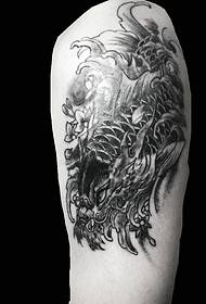 კლასიკური ტრადიციული შავი და თეთრი მკლავი squid tattoo ნიმუში