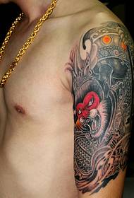 lengan indah pola tato raja monyet tradisional