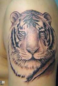 Pola tattoo Tiger Lengan