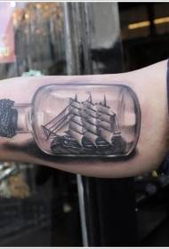 braso ang isang selyadong botelya at pattern ng tattoo ng boatboat