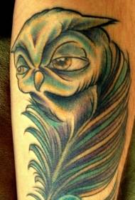 tatuaj cu pene de bufniță pe braț