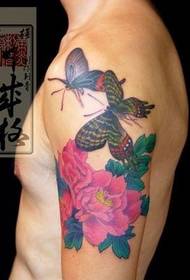 Patrón de obras de tatuaje de peonía mariposa