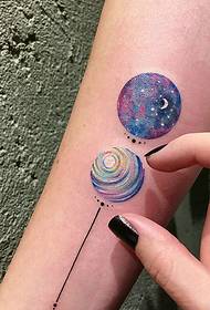 un gruppo di lecca-lecca cosmici con lo stesso tatuaggio del tatuaggio del braccio