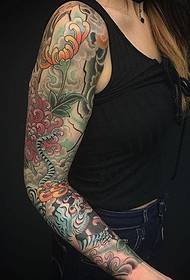 Tatuaje de patrón guerrero espartano en el brazo de la flor