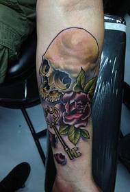 Crani pintat de braç patró de tatuatge en flor de crani