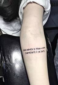 mados merginos rankos šviežias angliškas tatuiruotės raštas