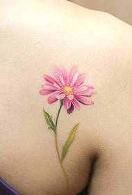 spalle della ragazza con tatuaggio di cartoncino personalità di cartamo fresco