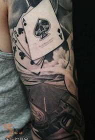 Arm poker tattoo patroon