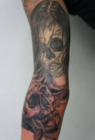 узорак тетоваже на лубањи и смрти девојчице