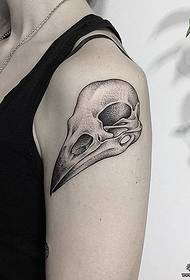 Modello di tatuaggio teschio uccello spina a punta grande
